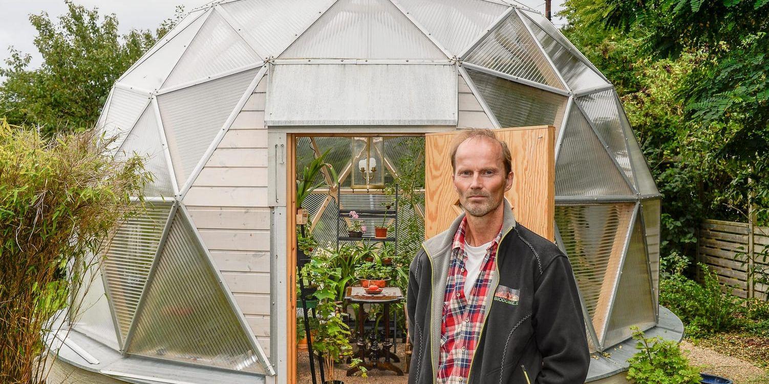 Växthusnyhet. Patrick Norlin har byggt det runda växthuset som finns i Varberg. Idén till konstruktionen fick en amerikansk forskare för cirka 50 år sedan.