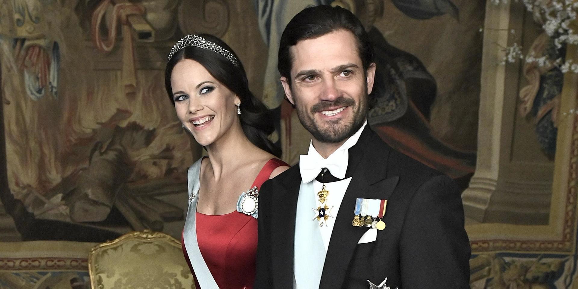 Prinsessan Sofia och prins Carl Philip anländer till middag på Stockholms slott 2017. (Arkivbild.)