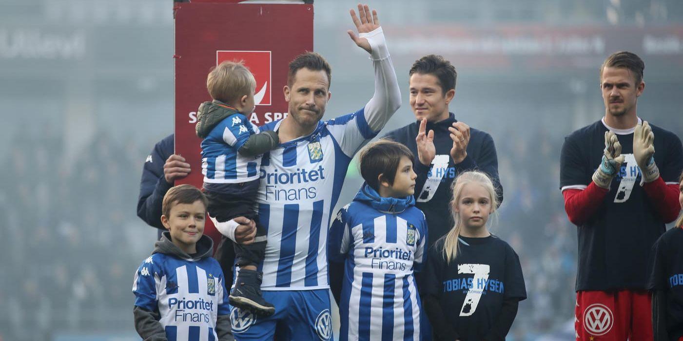 Tobias Hysén hyllades inför sin sista hemmamatch. Här tillsammans med sina barn.