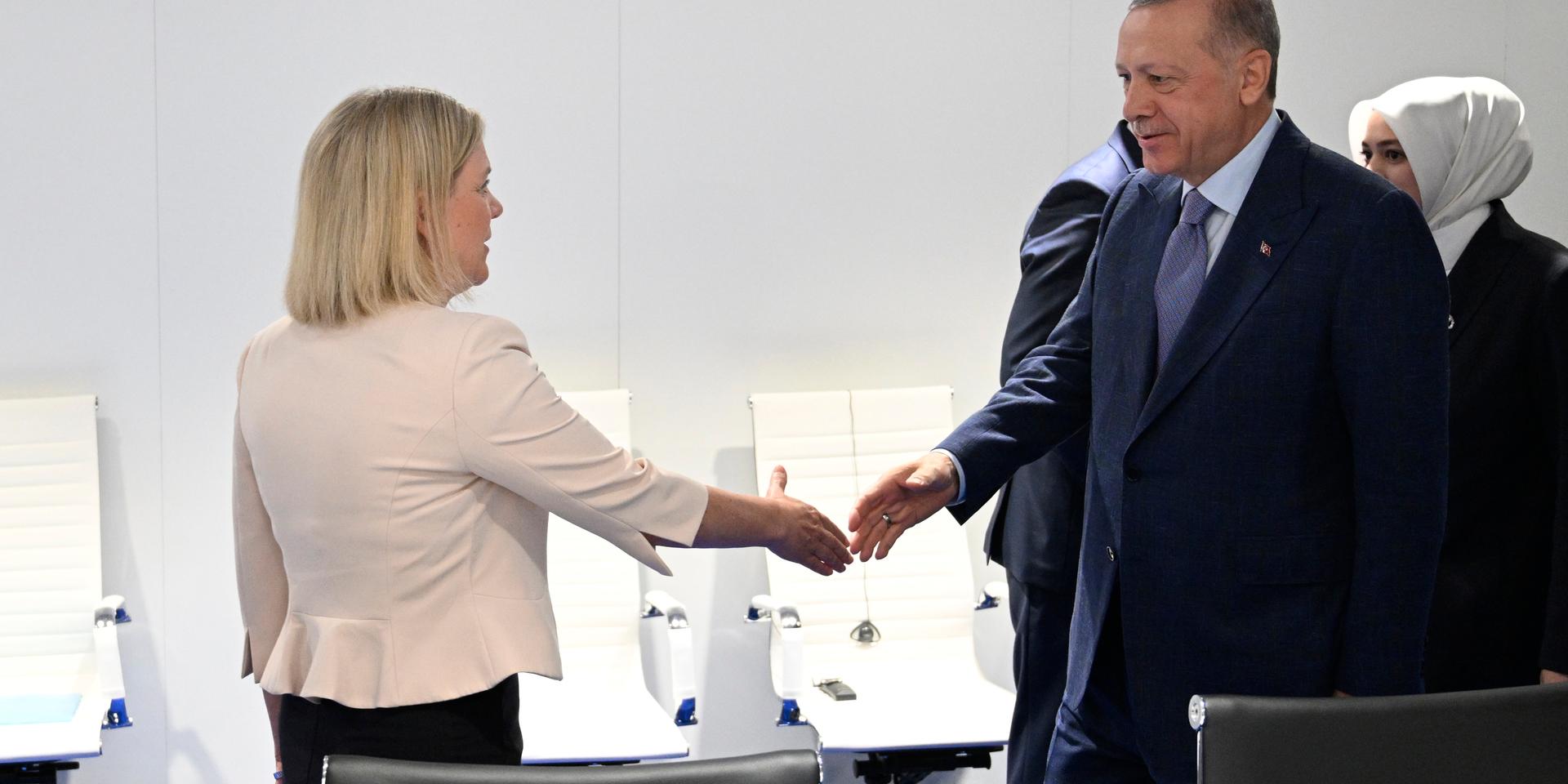 Sveriges statsminister Magdalena Andersson (S) och Turkiets president Recep Tayyip Erdogan vid Natoländernas toppmöte i Madrid.