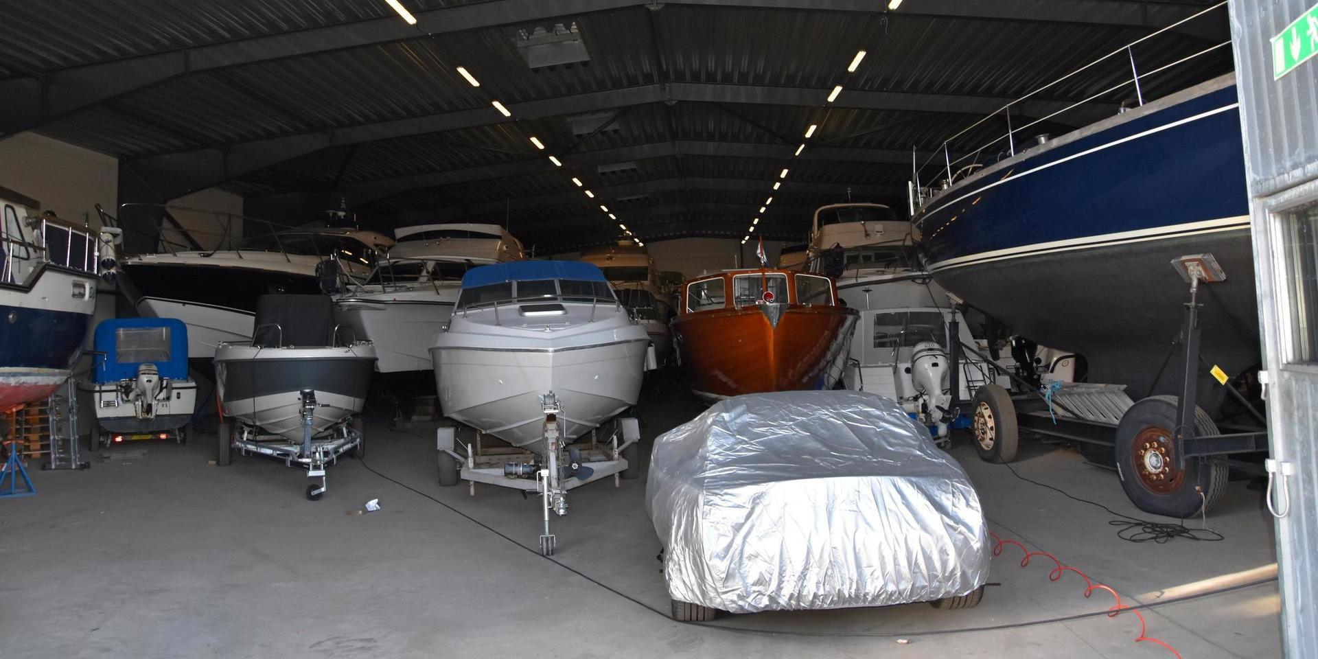 Båtar fast inne på Eliassons båtvarv efter konkursen förra året. De yttre båtarna på vagn går att få ut, men för övriga krävs en specialvagn som har blivit såld