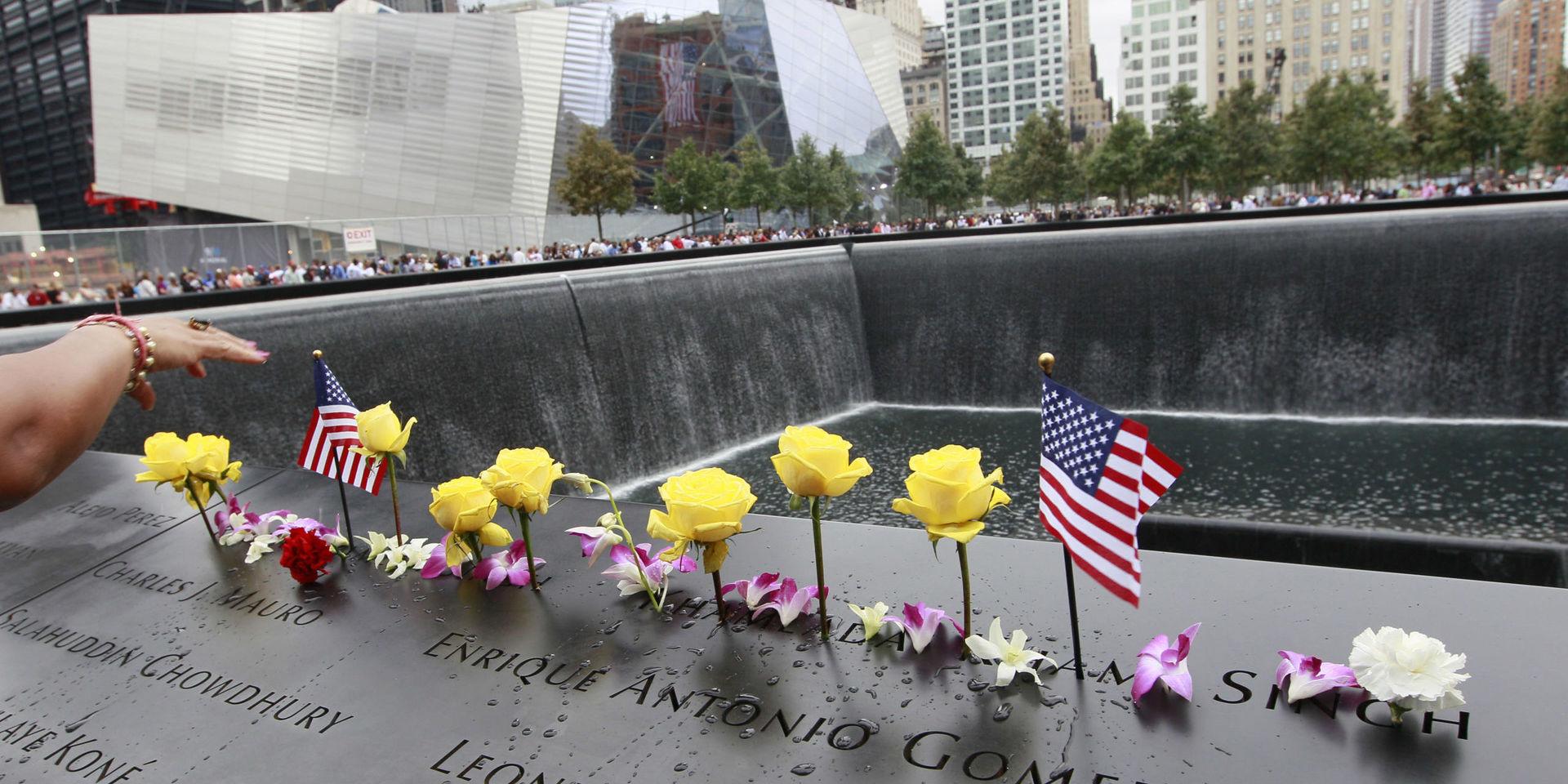 Blommor vid en minnesceremoni över attackerna på World Trade Center den 11 september 2001. Efter det tillkom Sveriges terrorlagstifning i sin nuvarande form, skriver insändarskribenten.