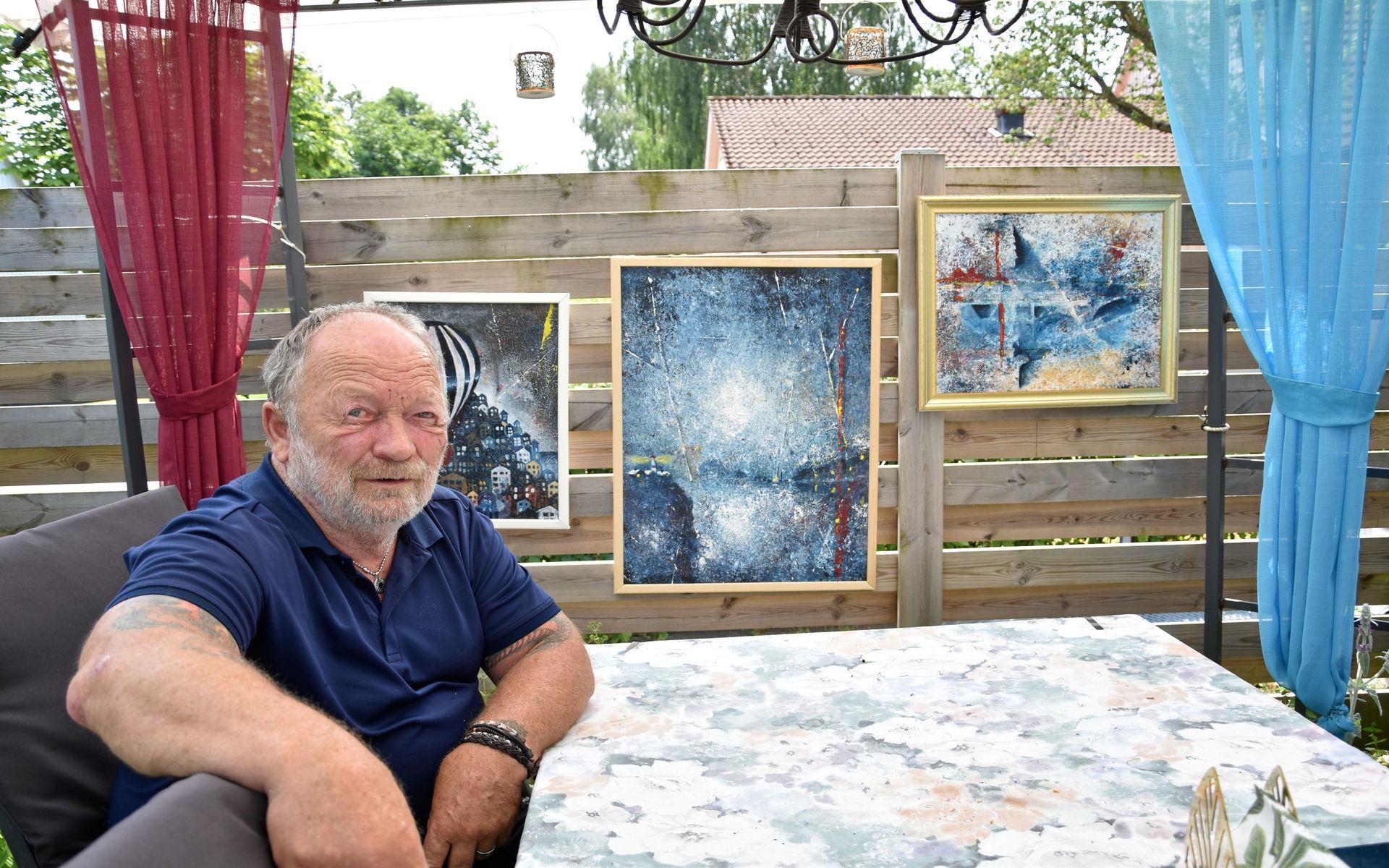 Jan Linderoth med en bråkdel av sin konst i bakgrunden. 5-11 juli ställer han ut på Lottastugan i Societetsparken.