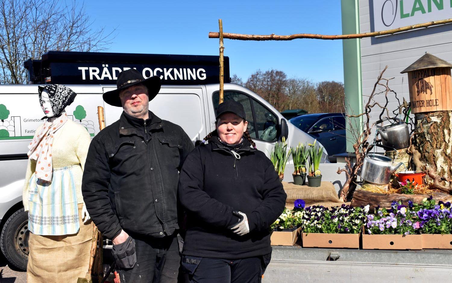Ronny Modée och Linda Braun Modée fixade en färgglad påskhörna utanför trädgårdsbutiken Grimeton lantmän.