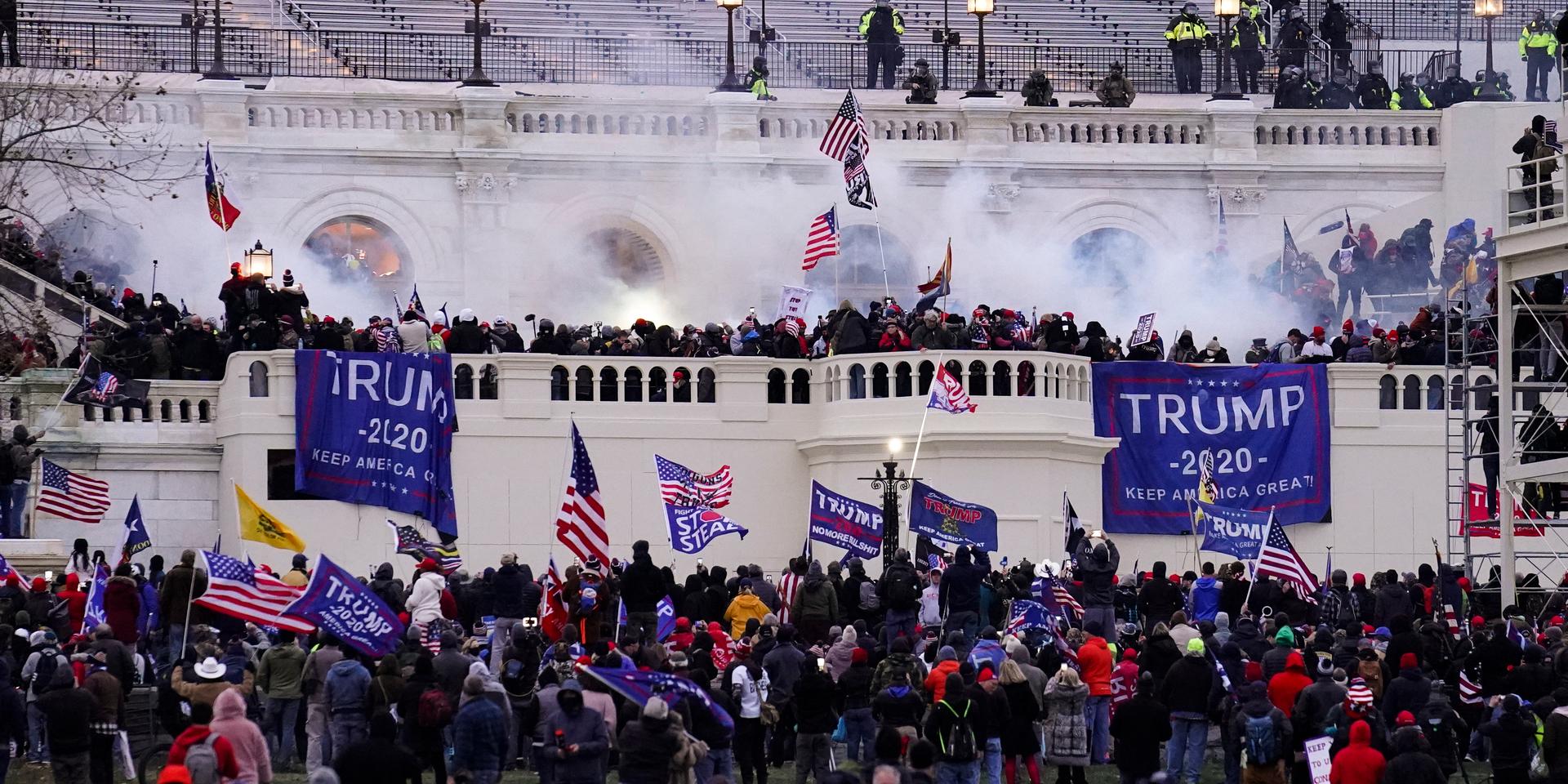 Ett foto taget den 6 januari, då ilskna anhängare till presidentvalets förlorare Donald Trump stormade kongressbyggnaden i Washington DC.
