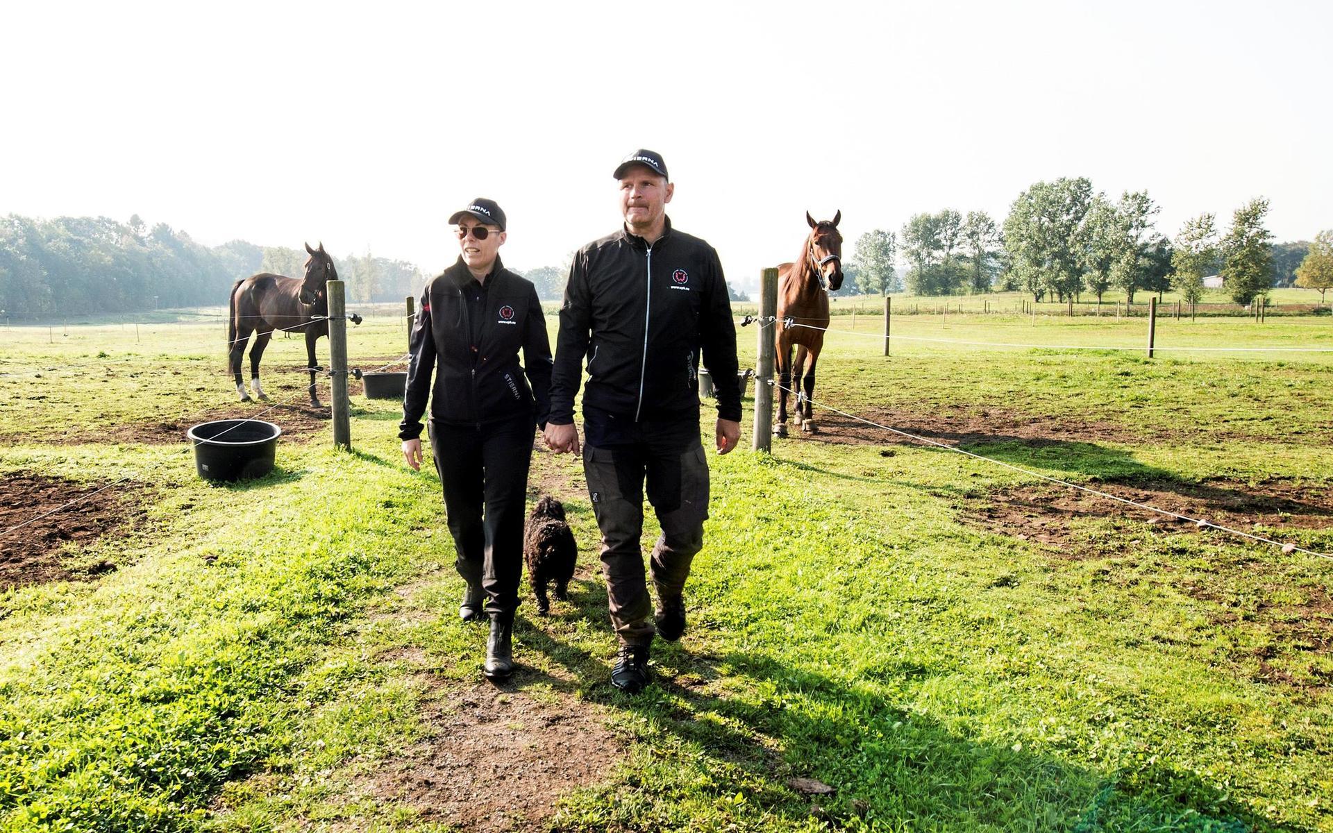 Linda Tovek och Niclas Renstedt på promenad mellan hästhagarna som ligger nära Ätraforsdammen. 