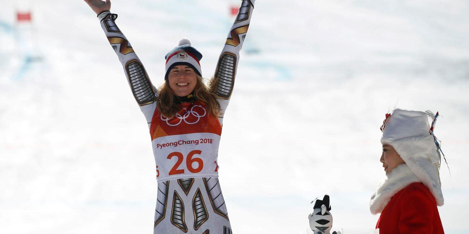 Tjeckiska snowboardstjärnan Ester Ledecka tog överraskande OS-guld i super-G.