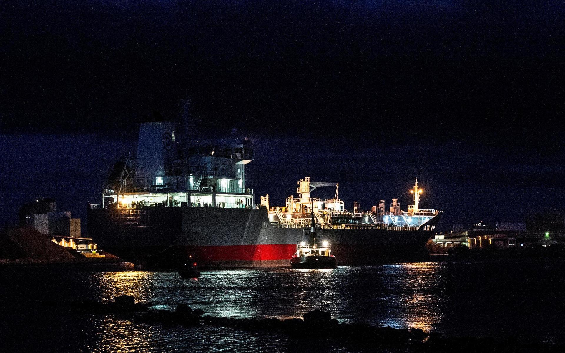 Fartyget Solero vänds i Falkenbergs hamn