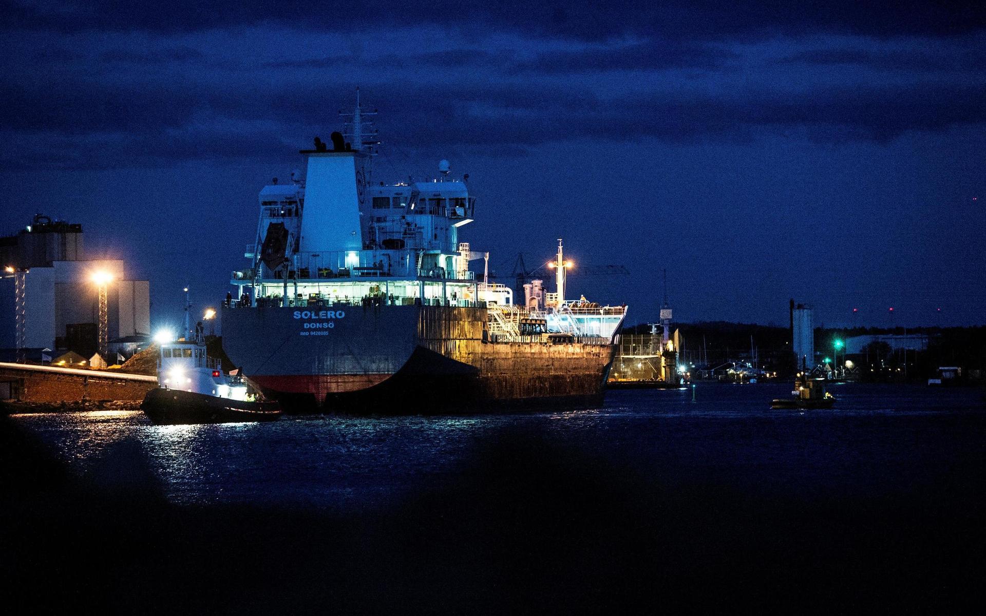Fartyget Solero vänds i Falkenbergs hamn