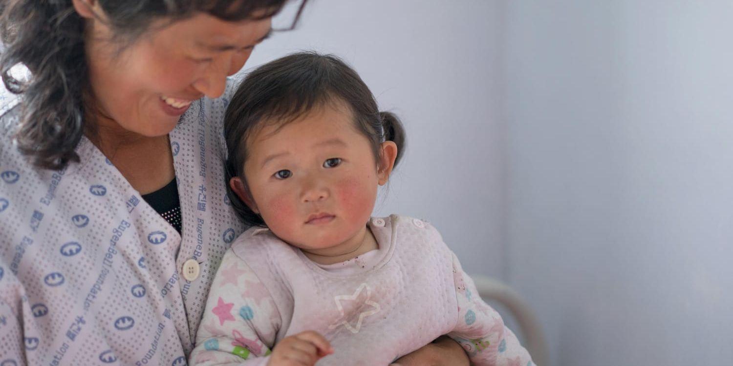 Arton månader gamla Kim Hyang Jong var kraftigt undernärd när hon kom till sjukhuset i Jongju i Nordkorea. Här är hon med sin mamma Hyun Un Jong.