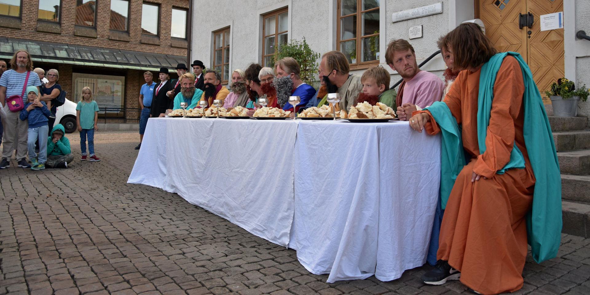 Gatuteaterfestivalen gästspelade i Falkenberg förra året och då spelades bland annat en variant av ”Nattvarden”.