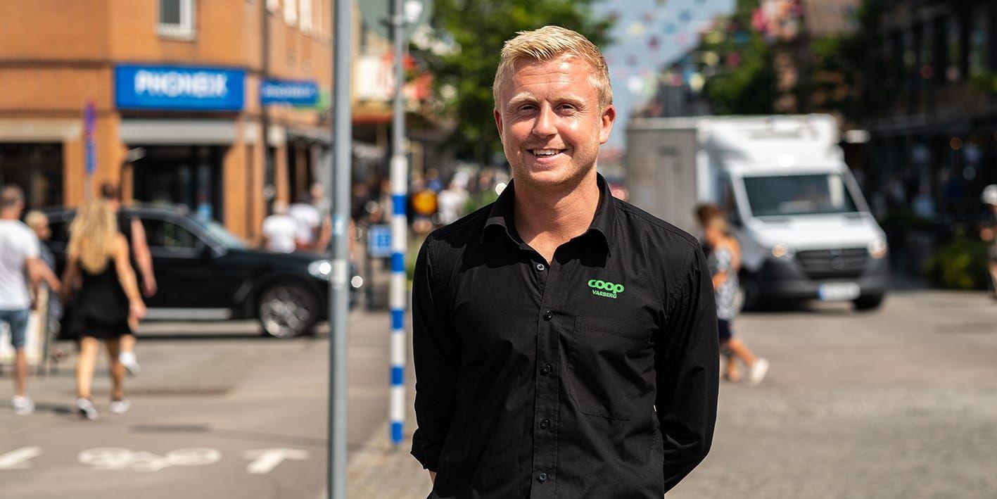 Joakim Petersson är trots sin unga ålder erfaren i branschen och ny butiksansvarig för Coop City i Varbergs centrum.