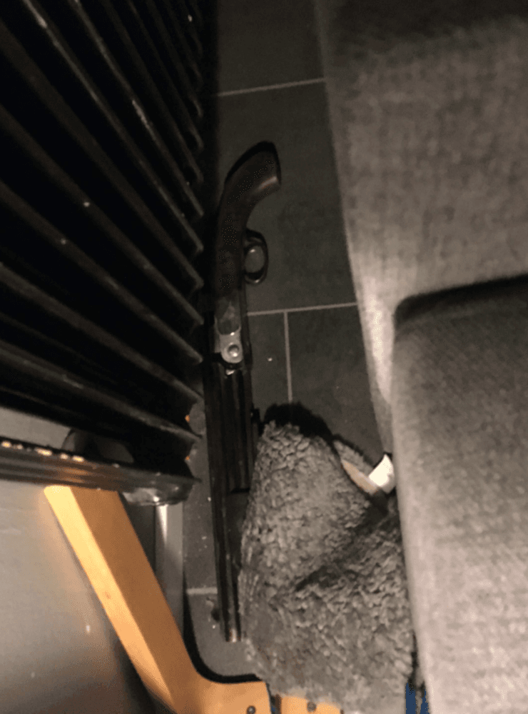Bakom en soffa hittade polisen ett avsågat hagelgevär vid husrannsakan.