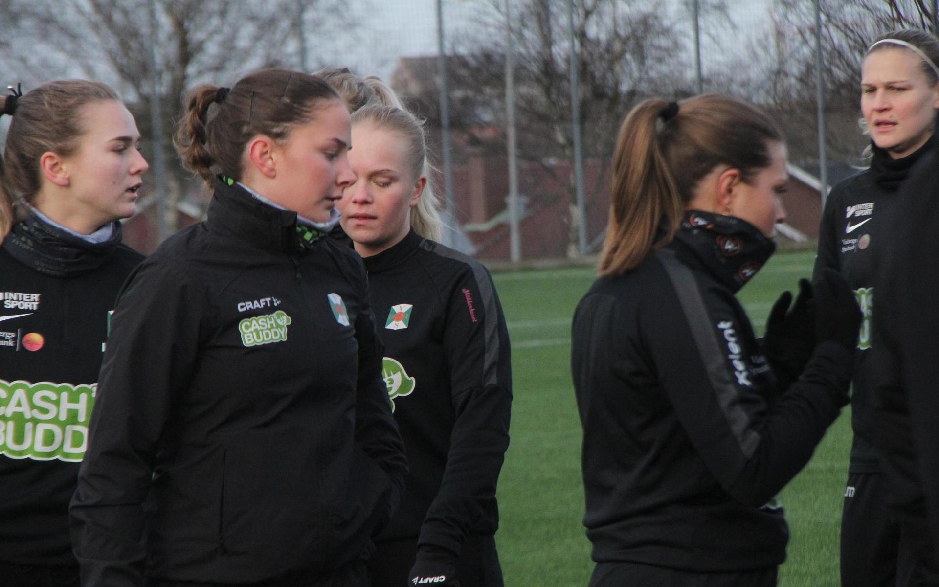 Första värmningen på första fotbollspasset. Ella Langsjö, Sara Wikberg, Tilda Johansson, Ida Gunnarsson och Frida Skogman är beredda.
