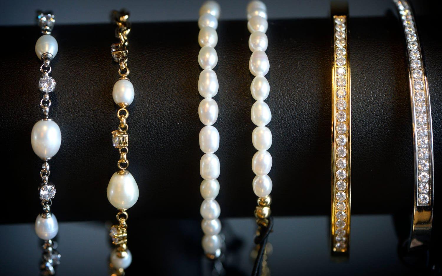 Pärlor ska det gärna vara på smyckena i år, både för män och kvinnor.
