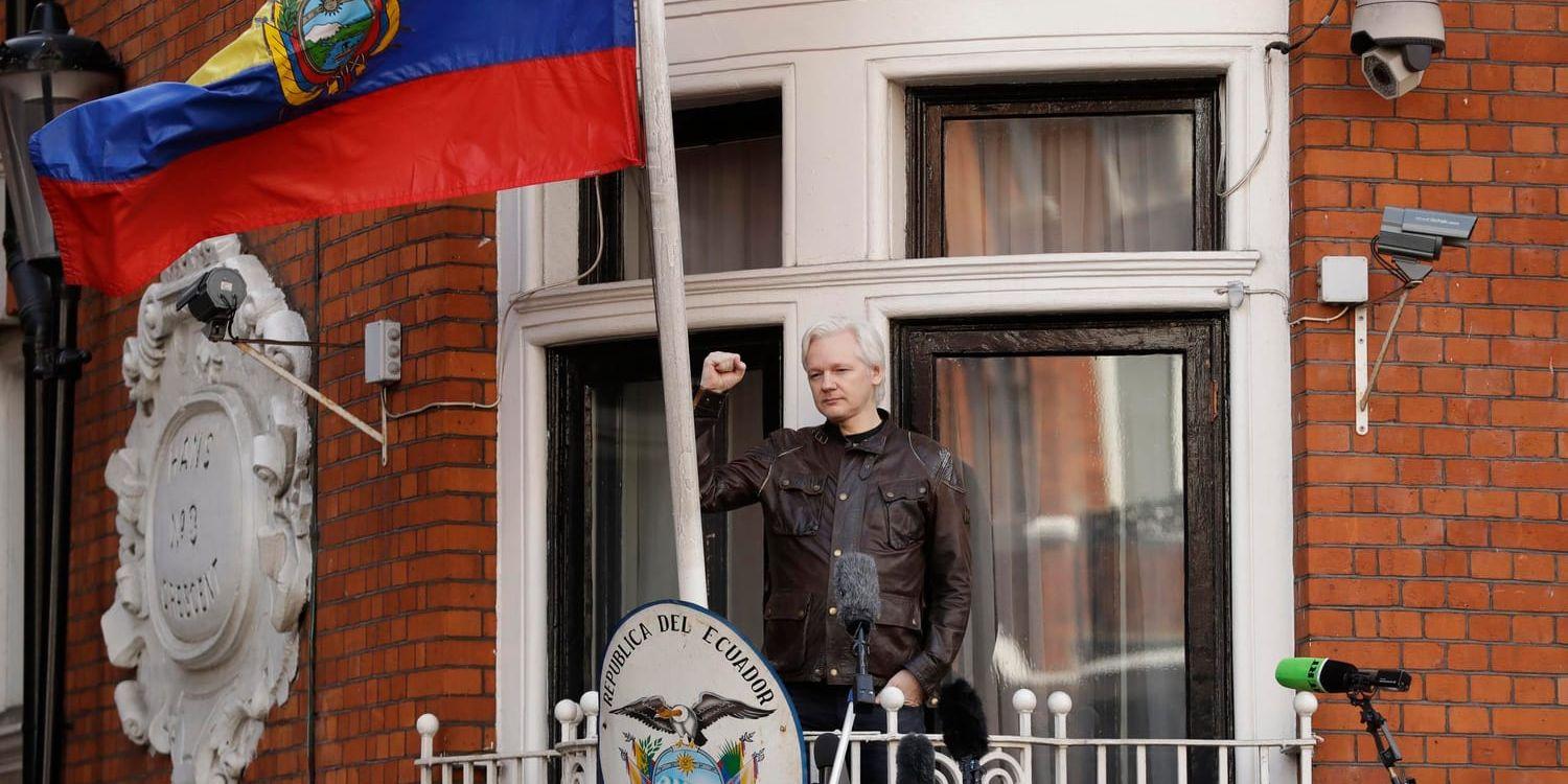 Julian Assange på ambassadens balkong. Arkivbild från maj 2017.