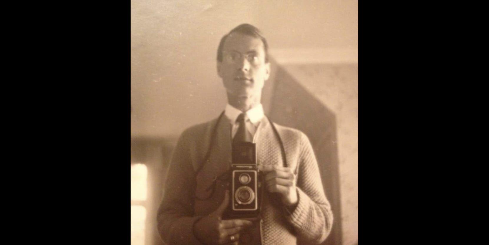 Åke Runemalm på en bild från 1950-talet, en dåtidens selfie tagen i hans föräldrahem i Sandslätt i Småland.