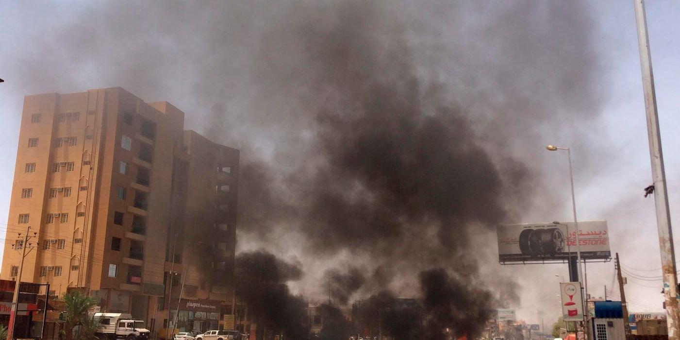 Demonstranter har tänt eld på däck i närheten av arméns högkvarter i Sudans huvudstad Khartum.