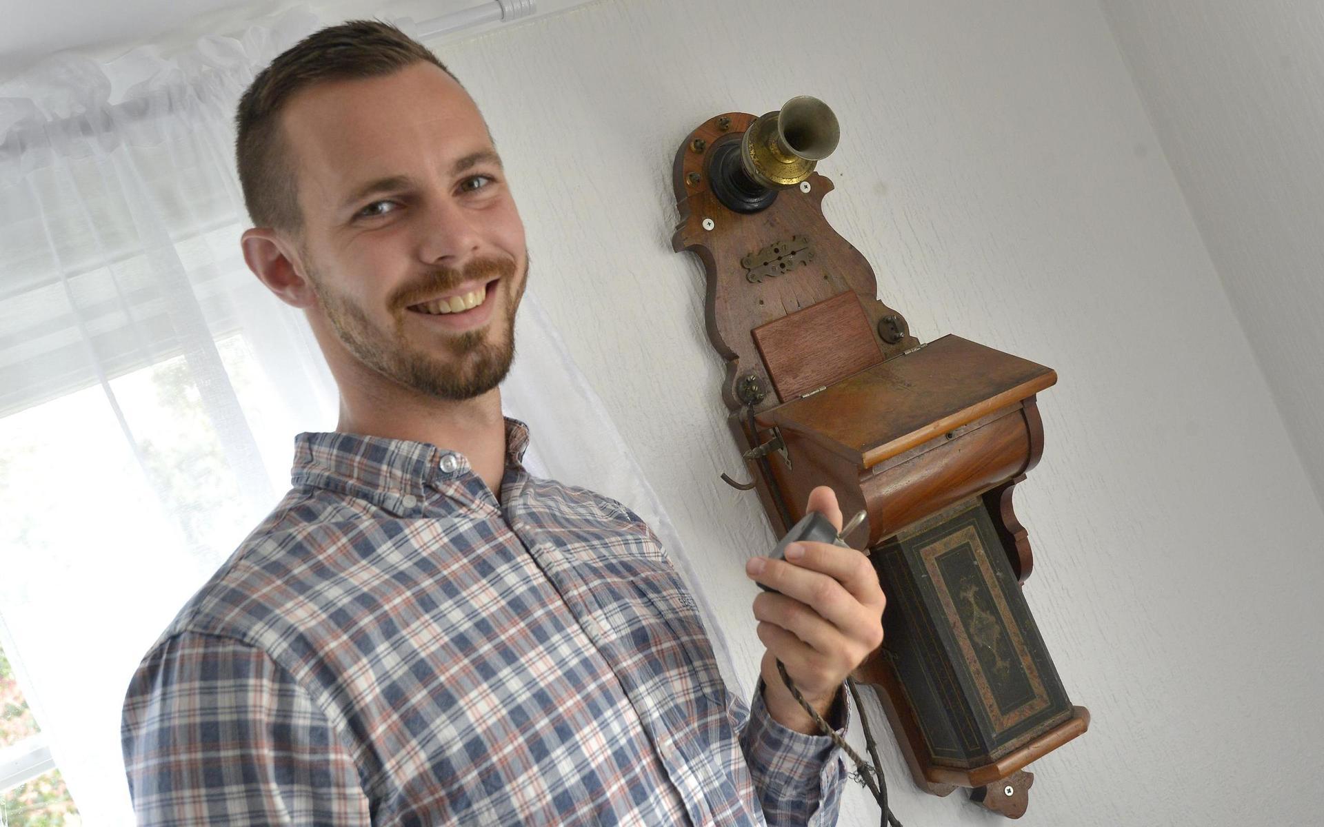 Marcus Strandberg har satt upp sin farfars vevtelefon från 1890 i vardagsrummet. I den är man alltid ”på högtalare”.