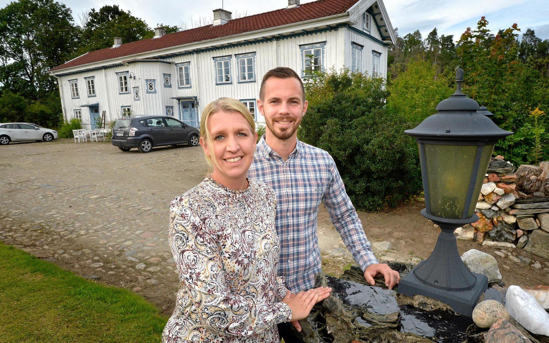 Den blivande läraren Margurite Sandersson och Derome-inköparen Marcus Strandberg bor med sin bonusfamilj i Åsbro tidigare gästgiveri.