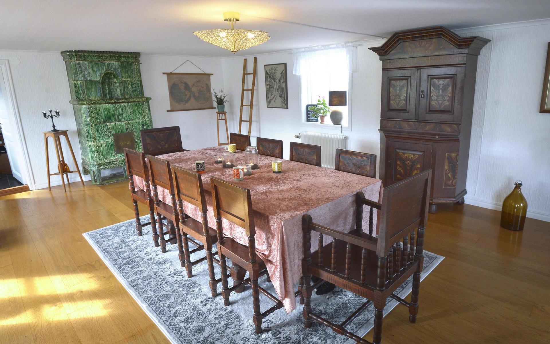 Nytt och gammalt samsas i det nedre vardagsrummet, som har en kakelugn tillverkad kring 1770–1780.