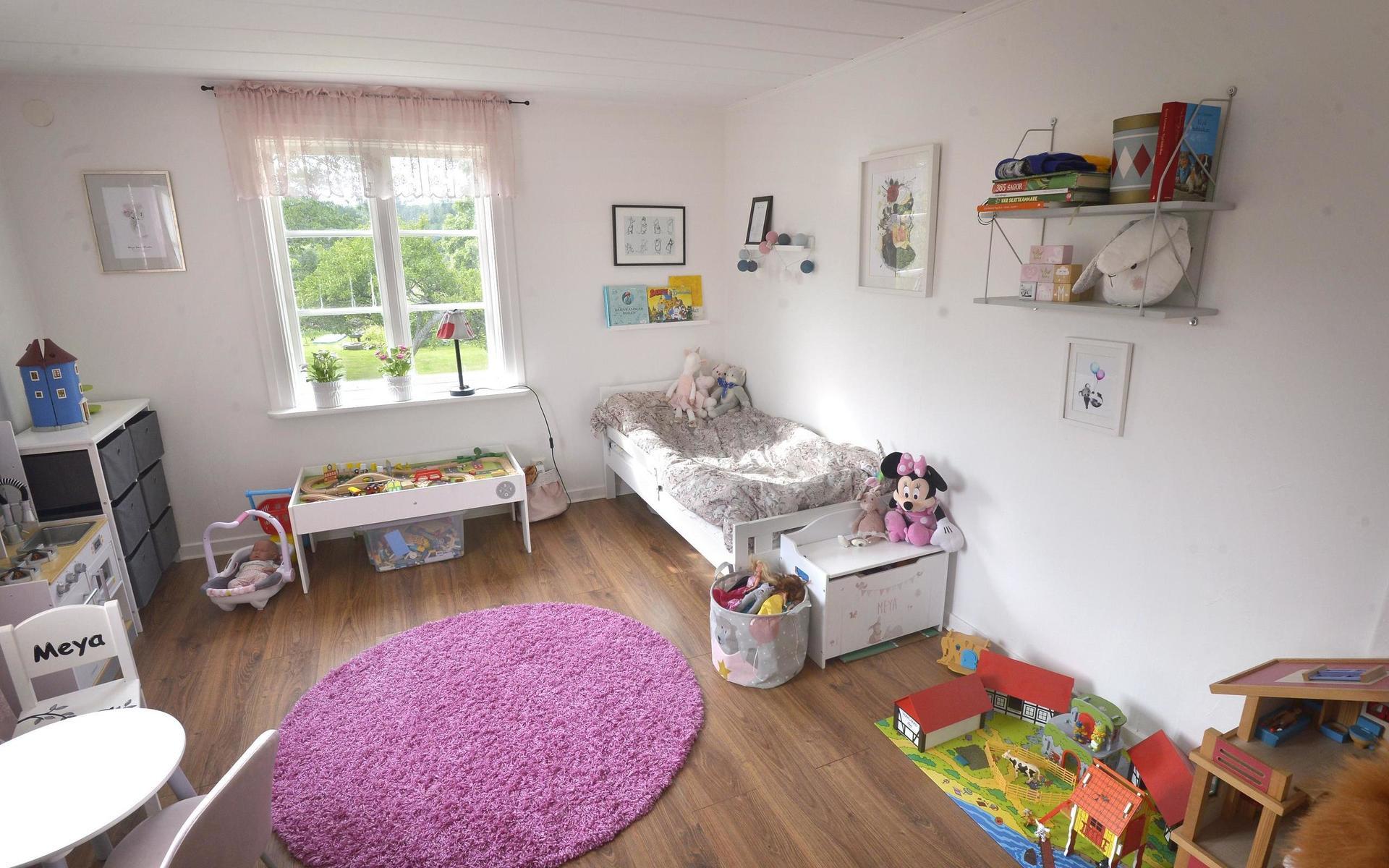 Treåriga Meya har ett eget rum nära en av trapporna.
