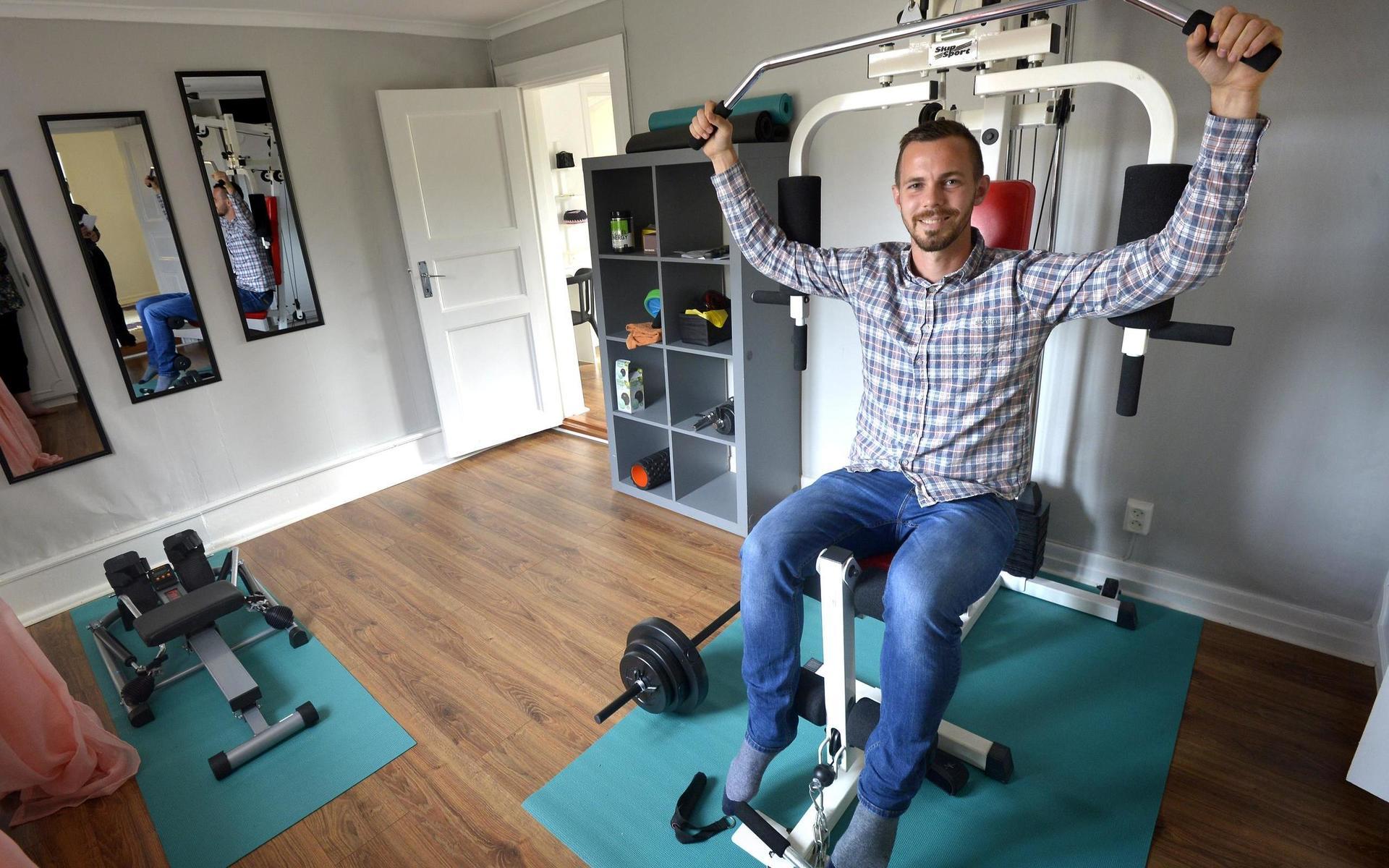 Det tänkta gästrummet förvandlades till ett litet gym, där inte bara fotbollsdomaren Marcus Strandberg tränar.