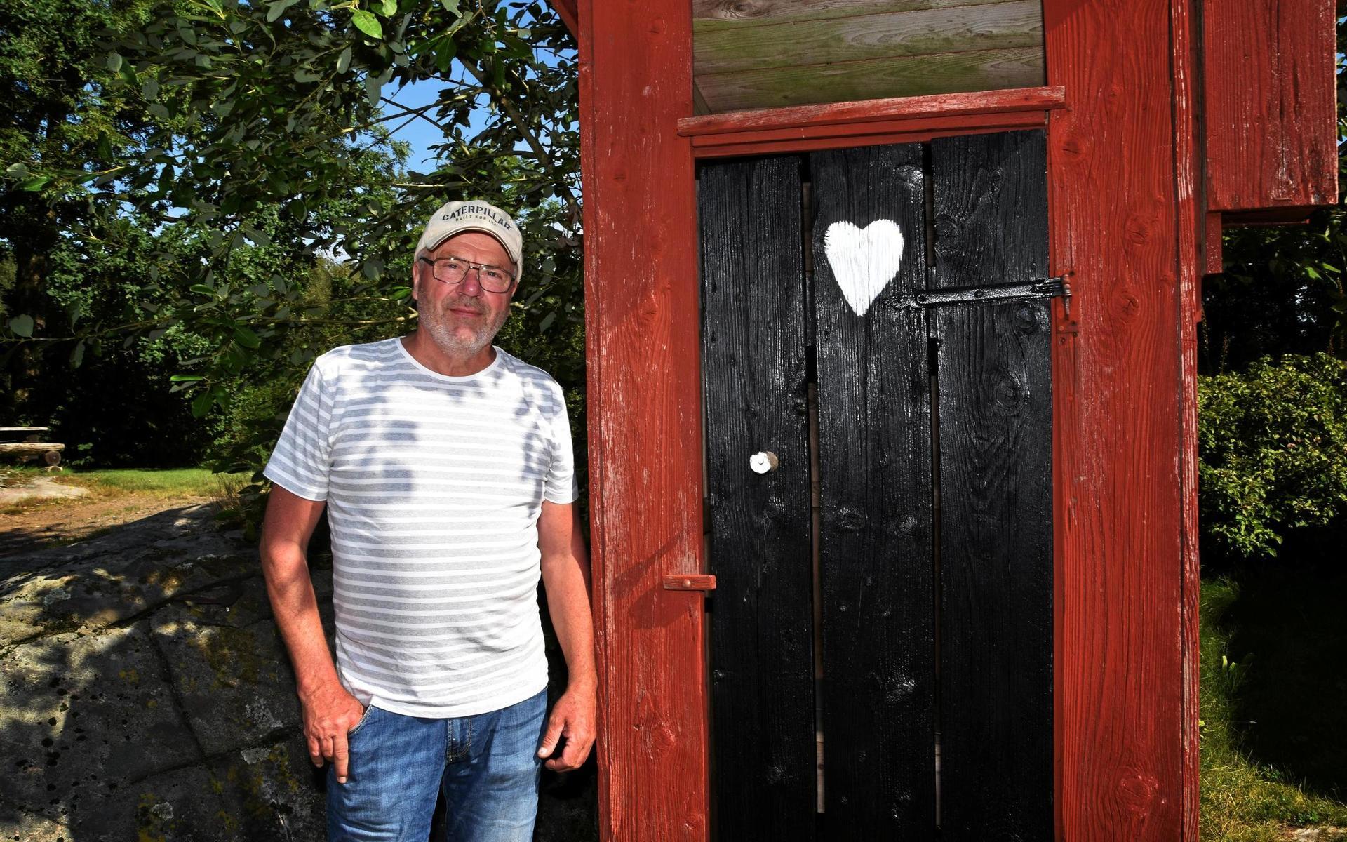 Rune Börjesson tycker kommunens avgifter är på tok för höga. ”Om politikerna i Varberg får bestämma är det utedass som kommer gälla på landsbygden i fortsättningen”