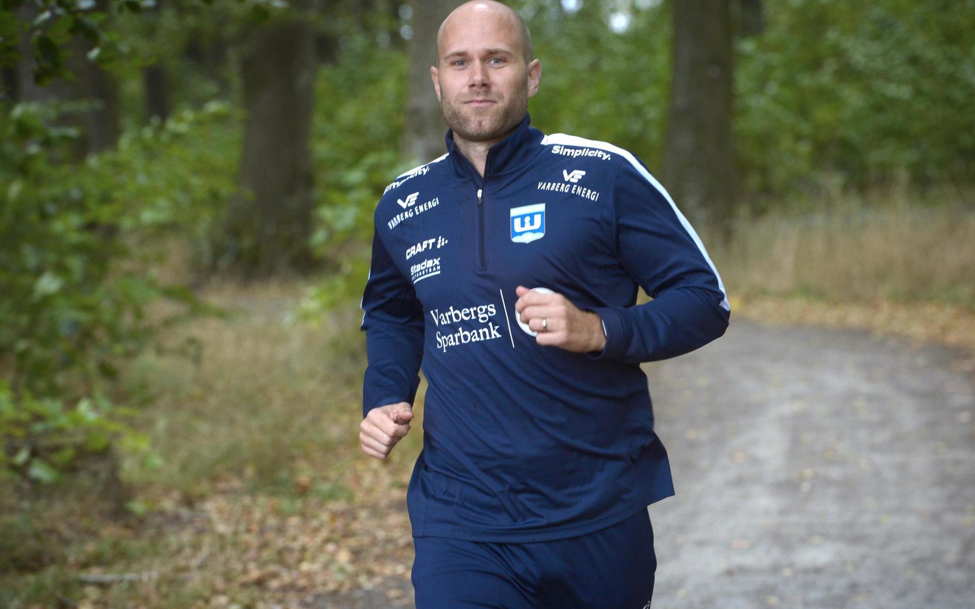 Warberg IC:s nye tränare Jonas Gustafsson drabbades av en knäskada för tolv år sedan. Än idag hämmas han av den.