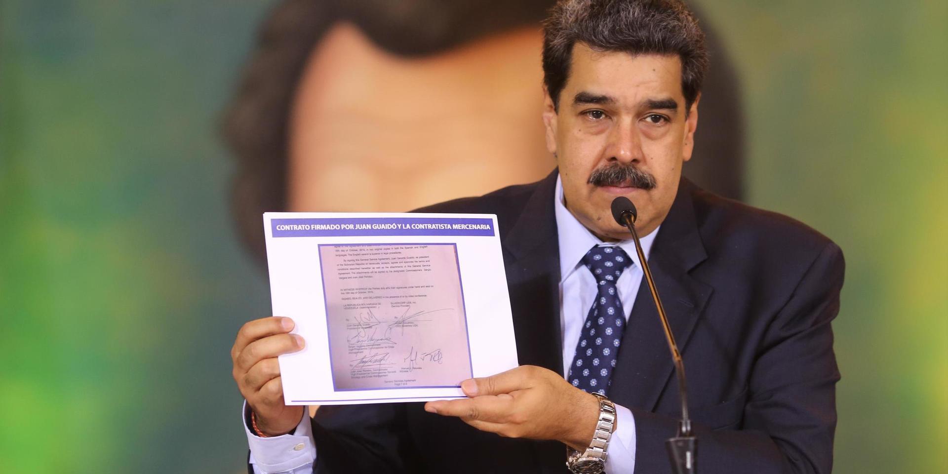 Venezuelas president Nicolás Maduro håller upp vad som påstås vara bevis för det misslyckade kuppförsöket under en presskonferens den 6 maj. 