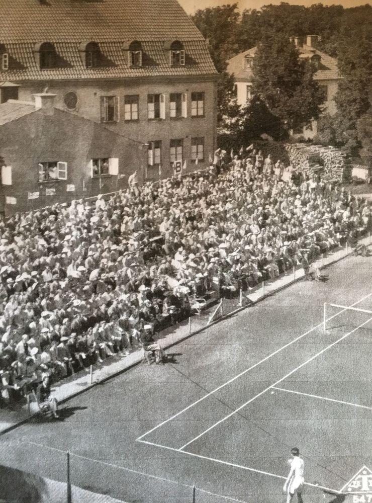 Tennisstadion bakom Varmbadhuset lockade 2 400 åskådare under finaldagen. Kung Gustav V är på plats.