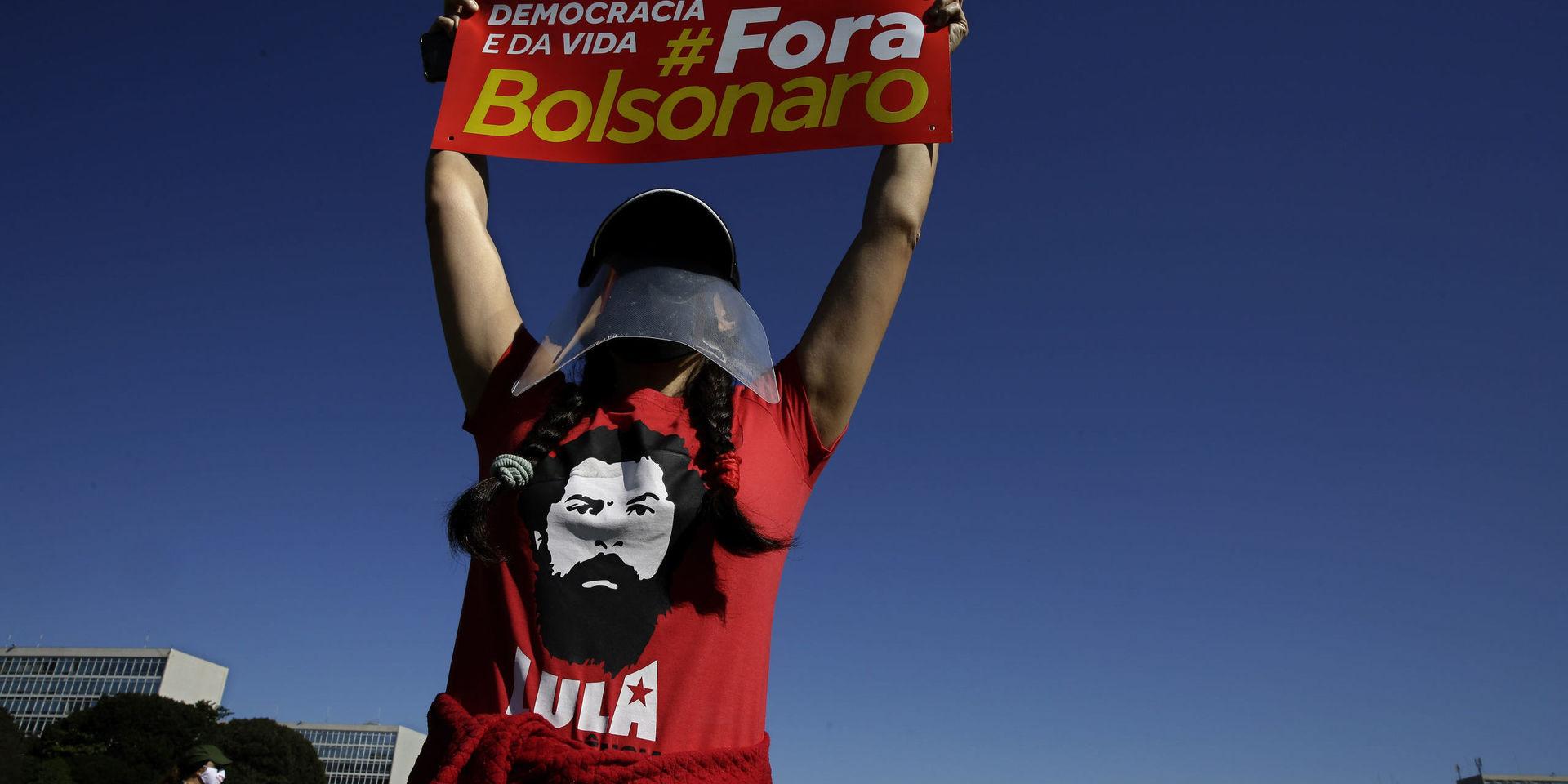 En demonstrant protesterar mot Bolsonaro i veckan. 