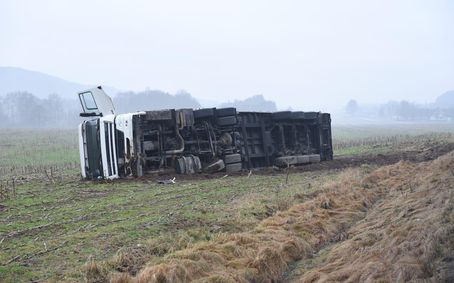 Den danskregistrerade lastbilen körde av vägen strax efter klockan sju tisdag morgon.