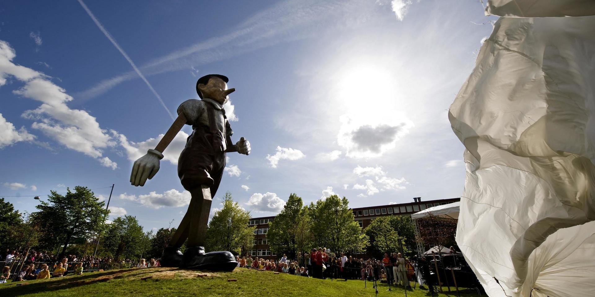 Pinocchiostatyn av konstnären Jim Dine är ett konstverk som väckte debatt när det uppfördes i Borås 2008.