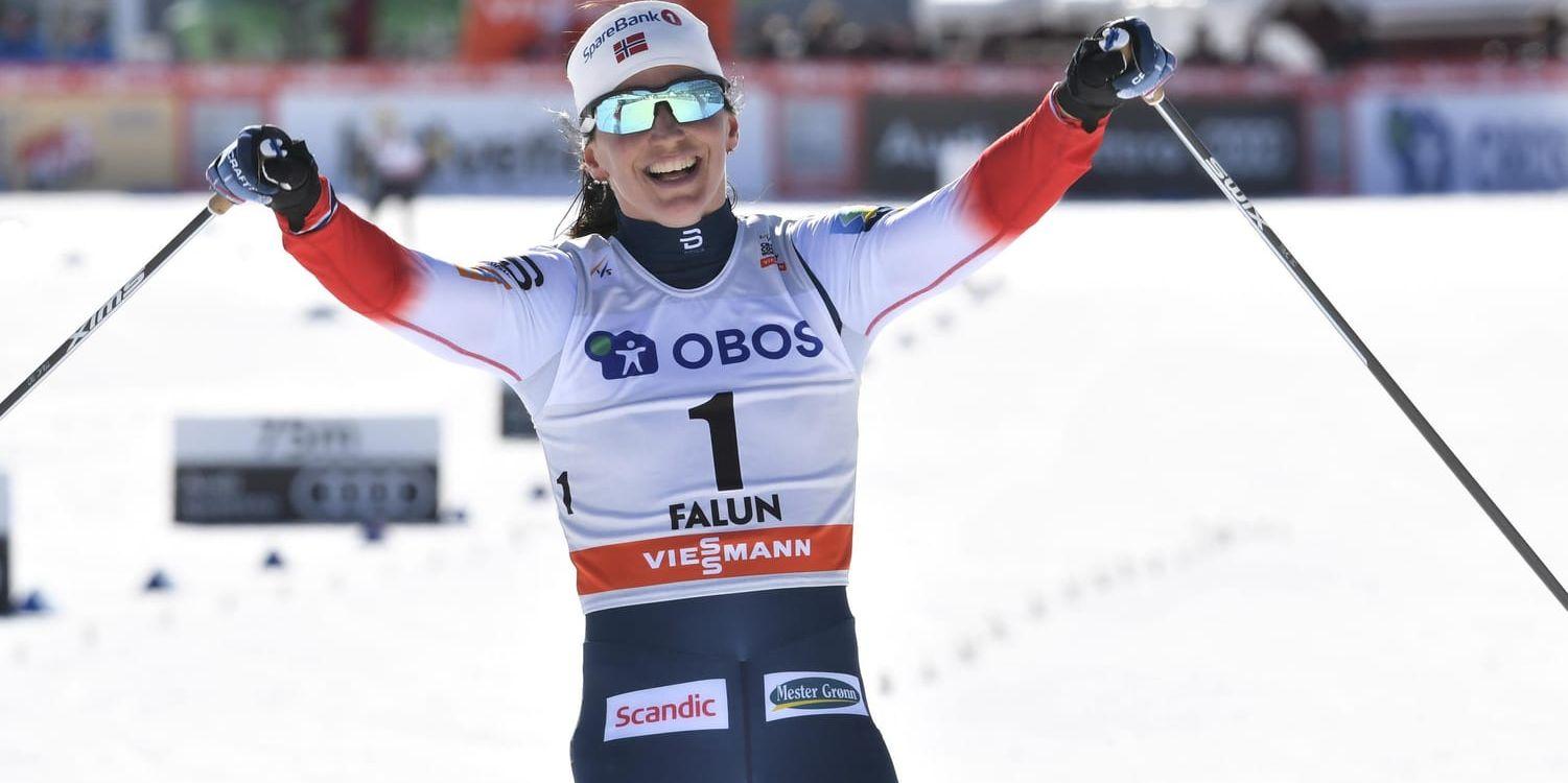 Marit Bjørgen jublar över segern i jaktstarten i världscupfinalen i Falun.