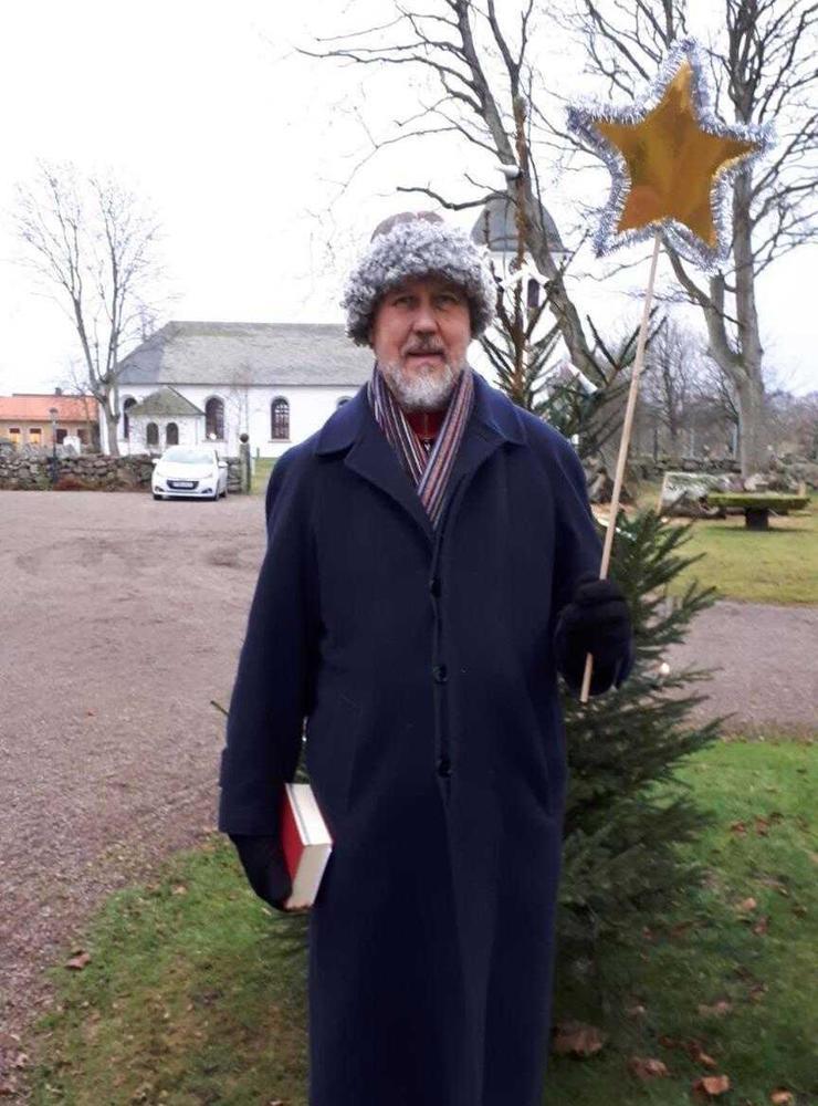Inför julen gick prästen Christoph Franke hem till folk i församlingen och sjöng psalmer. 