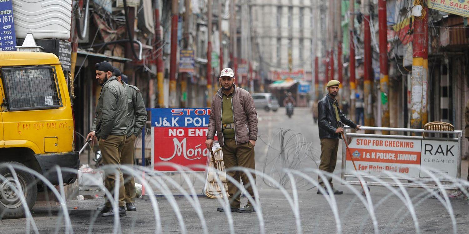 Indisk polis håller vakt i Kashmirs vinterhuvudstad Jammu efter att protester mot självmordsattacken 14 februari slutat i våldsamheter. Arkivbild.