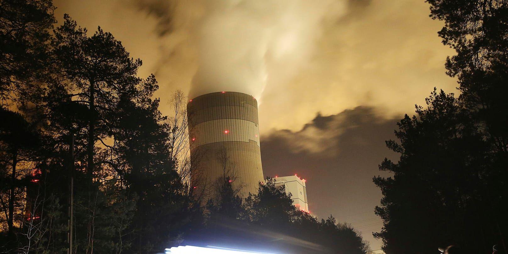 Rökmoln över Europas största brunkolskraftverk i polska Belchatow. Landet står som värd för FN:s klimatmöte som pågår just nu. Arkivbild.