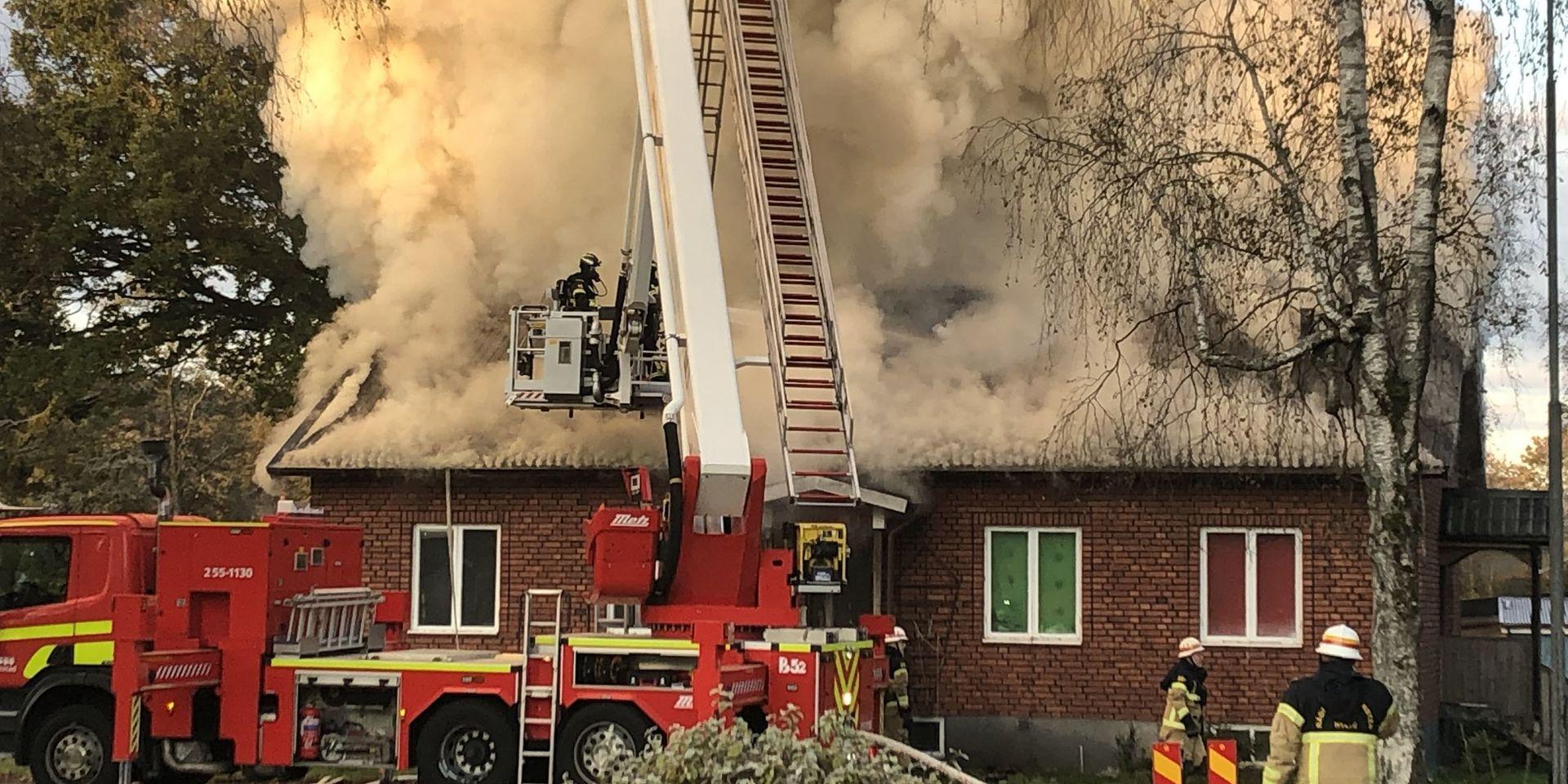 En villa i Kinnared i Hylte kommun brann på söndagen ner till grunden efter att en brand i en skåpbil spridit sig till bostadshuset. 