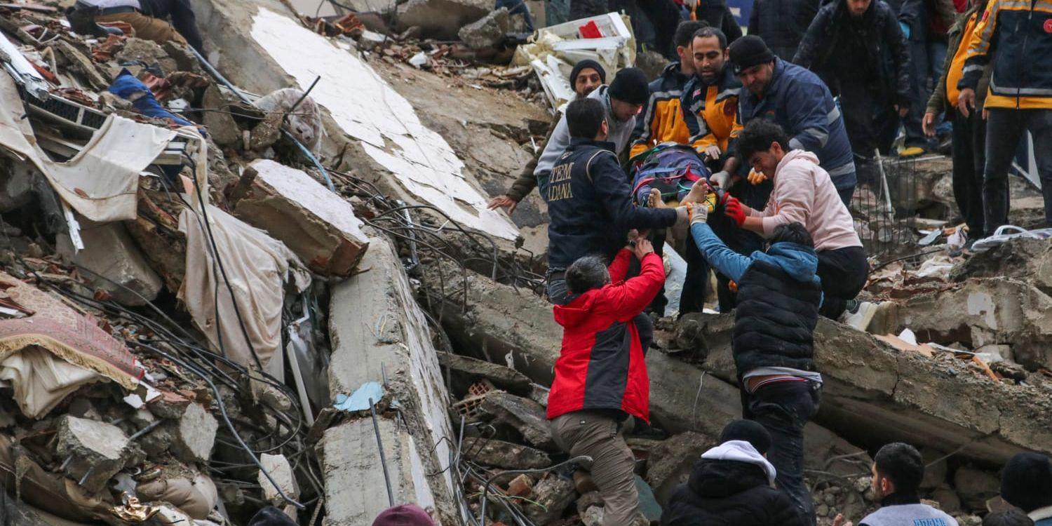 En människa räddas ur rasmassorna som återstår av ett flerfamiljshus i den turkiska staden Adana.