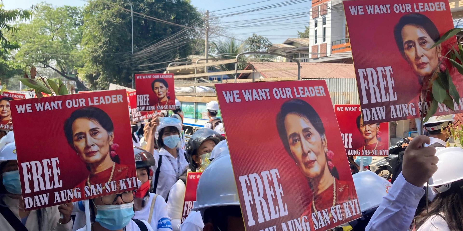 Porträtt av Aung San Suu Kyi vid en protest i Mandalay i våras. Arkivbild.