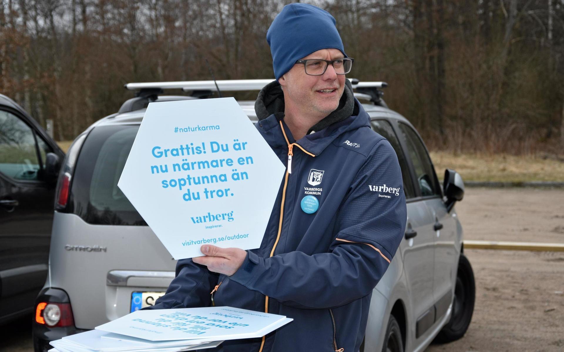 Magnus Thomson är destinationsutvecklare på Varbergs kommun han berättar att det kommer at sättas upp 50 skyltar i Åkulla området och 25 vardera vid Kungsjölederna och Hallandsleden.