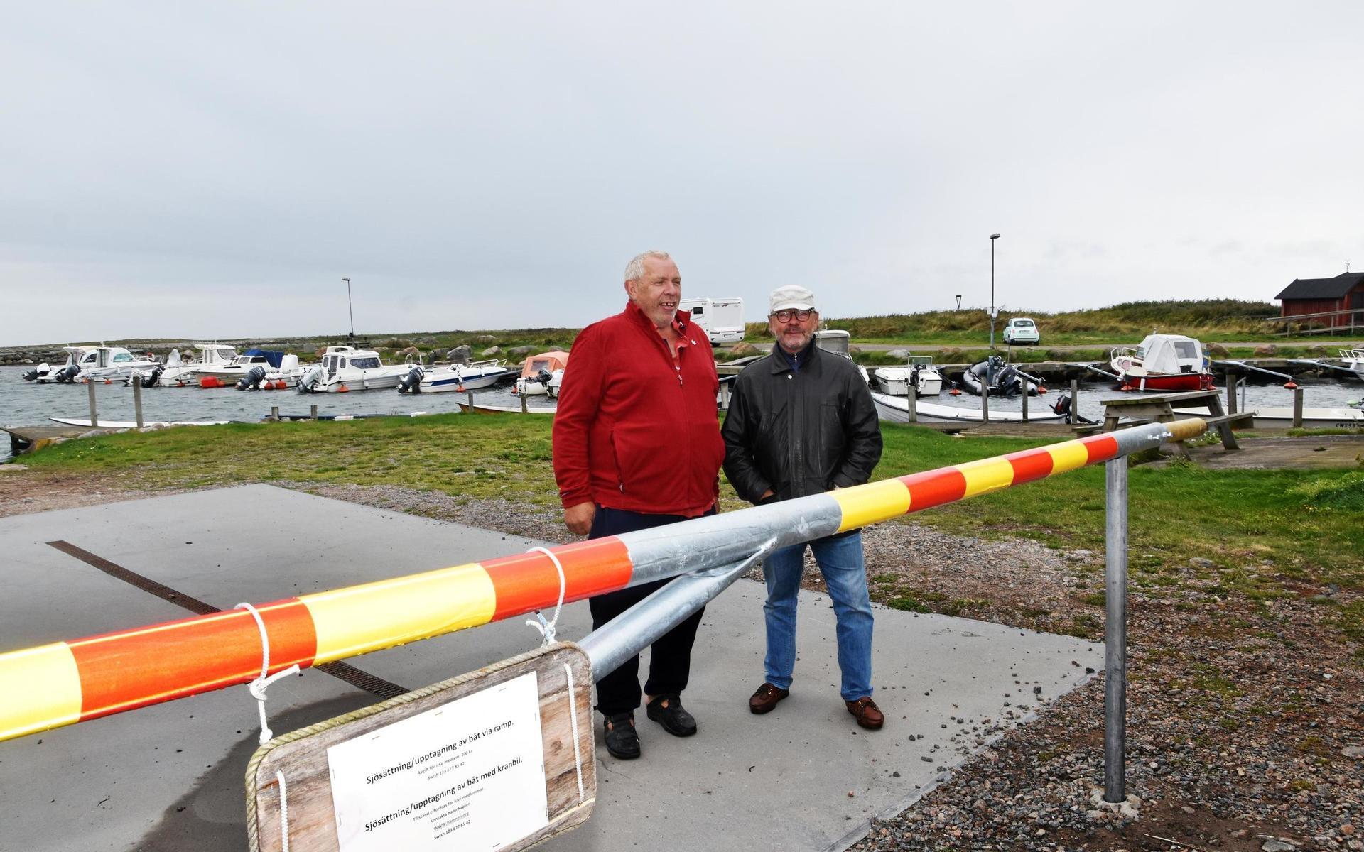 Båtklubbens Svante Persson och Hans Enchell tycker inte att avgiften är något konstigt. De välkomnar husbilsbesökarna, men har haft problem med att husbilsägarna tömmer sitt spillvatten i hamnen. Därav har de fått investera i en bom för 20 000 kronor. 