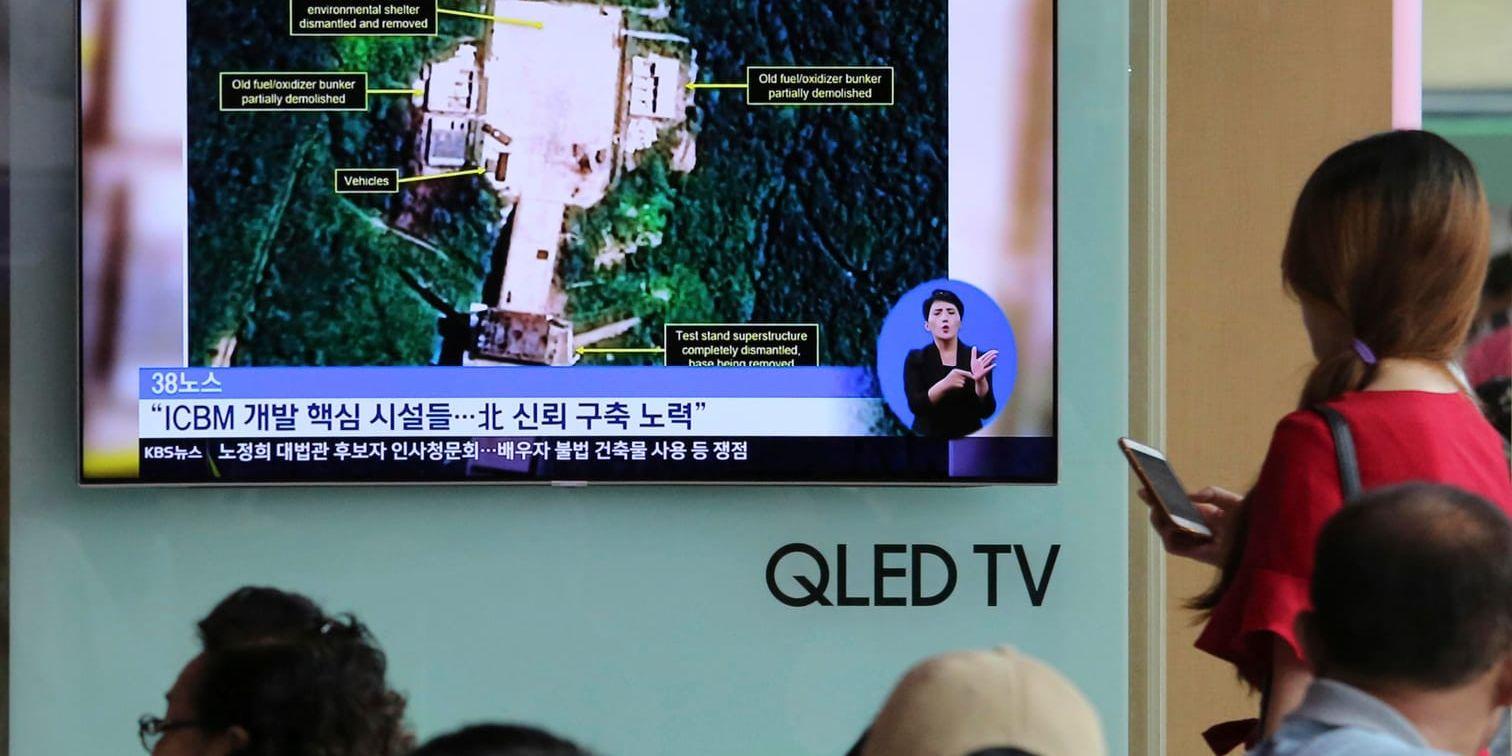 En tv-skärm visar satellitavfyrningsplatsen Sohae, där vissa anläggningar enligt analytiker nu monteras ned.