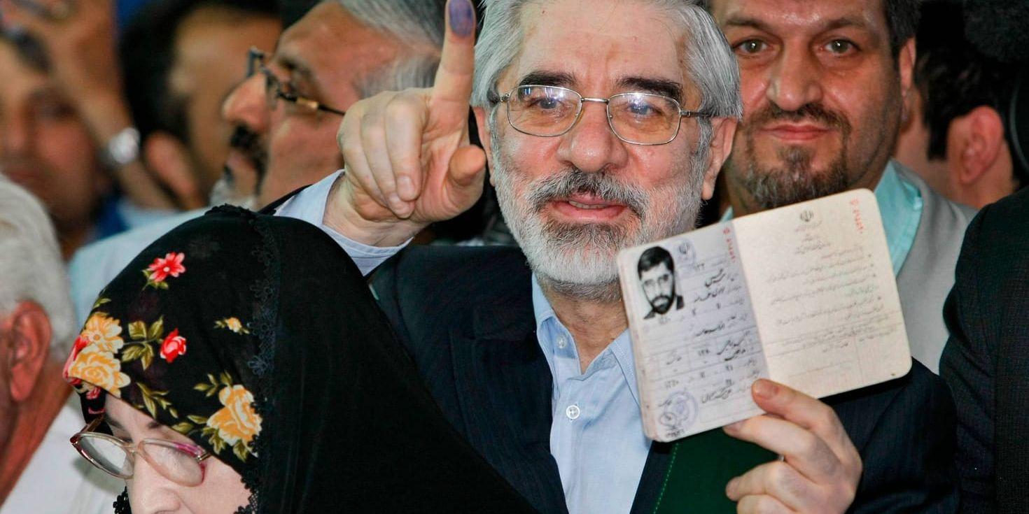Mir Hossein Mousavi och hans hustru Zahra Rahnavard röstar i Ershadmosken i utkanten av Teheran i valet i Iran 2009, då Mousavi var reformisternas presidentkandidat. Valet vanns av Mahmoud Ahmadinejad. Arkivbild.