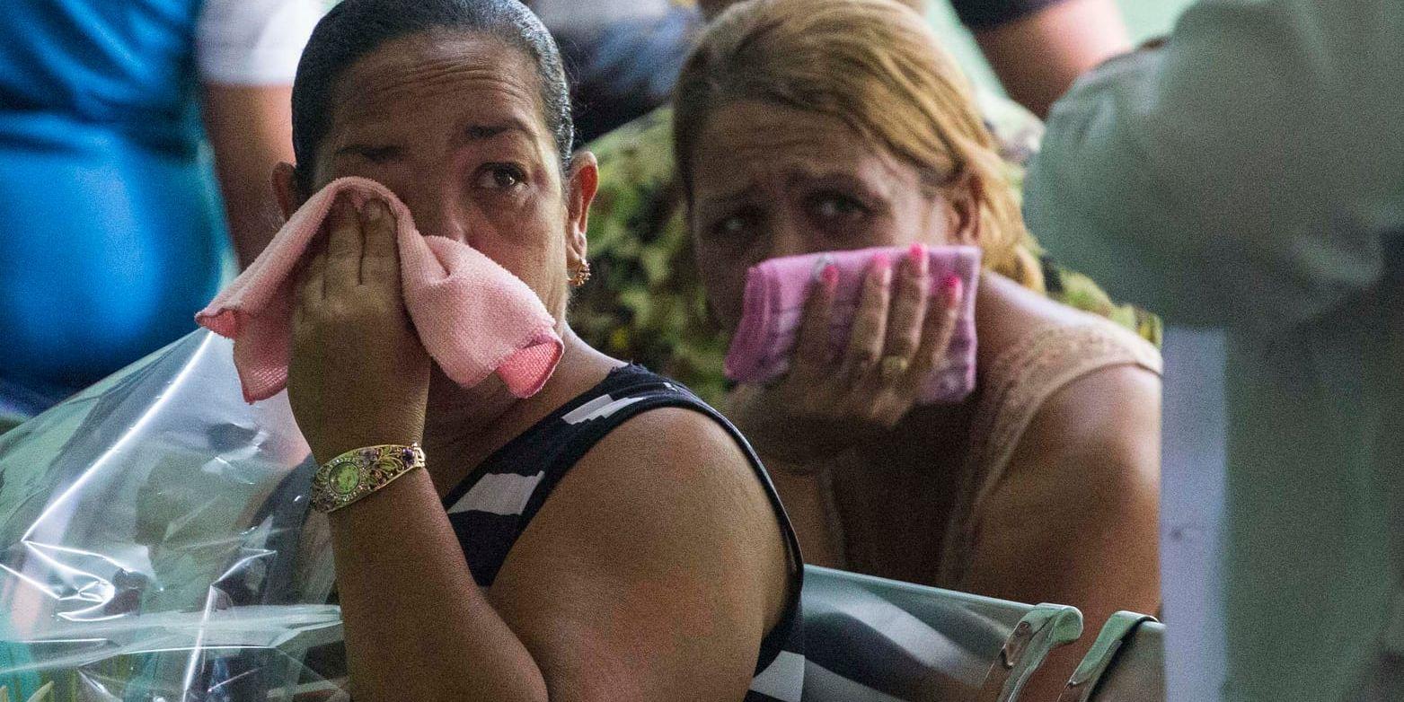Sörjande anhöriga väntar i bårhuset i Havanna på att dödsoffer i flygkraschen ska identifieras.