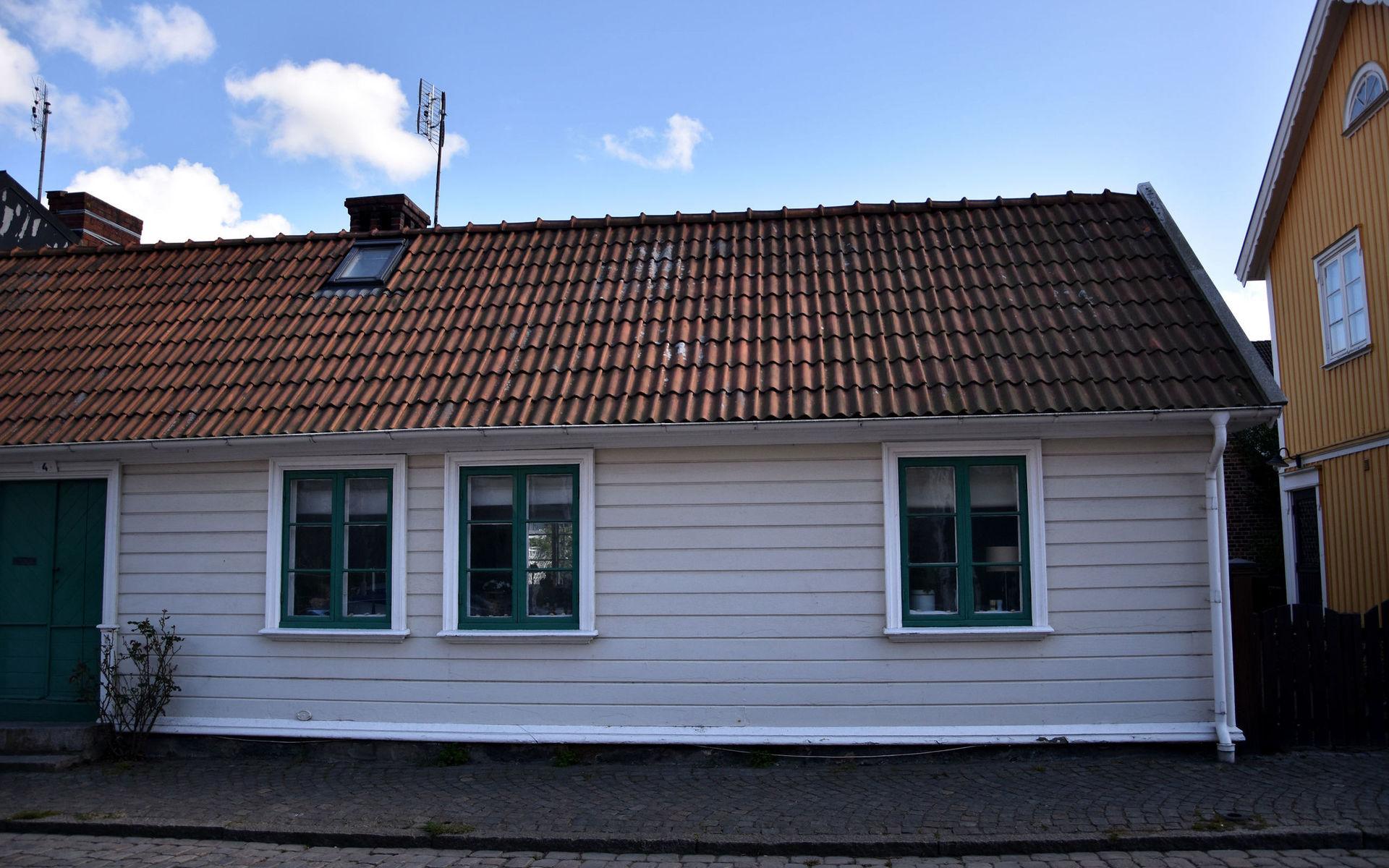 Huset på Stationsgatan 4 ägs av Ulla Hedman Andrén som inte har några andra planer än att vårda de gamla fönstren: &quot;Köper man ett gammalt hus får man ha respekt för det.&quot;