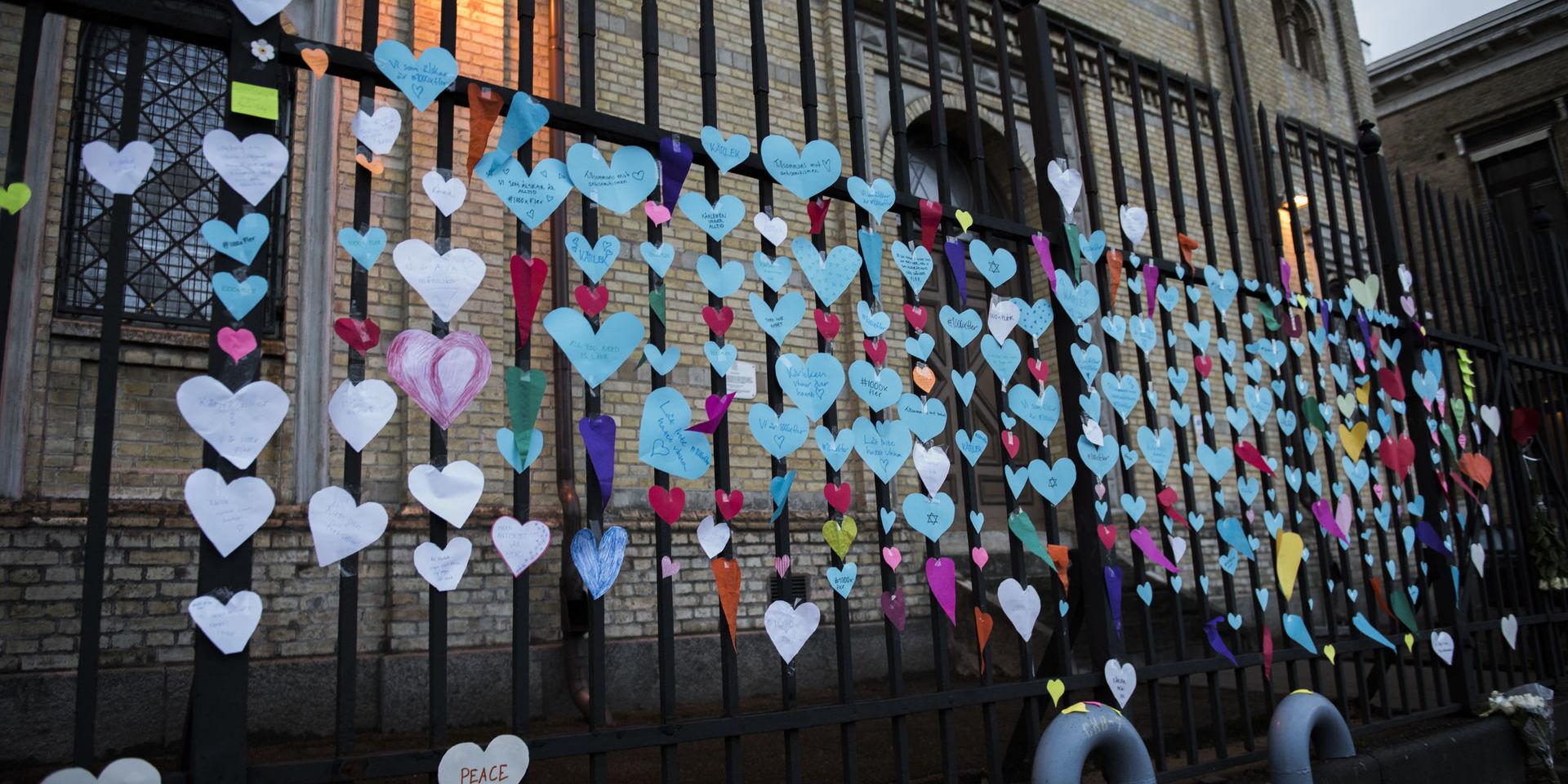 Hjärtan sattes upp på staketet sill synagogan i Göteborg efter attacken 2017.
