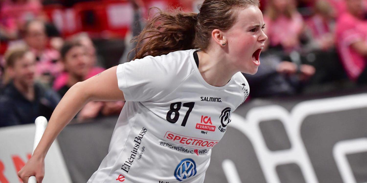 Täbys Julia Croneld jublar efter sitt kvitteringsmål i finalen mot Kais Mora. Täby vann finalen med 7–4.