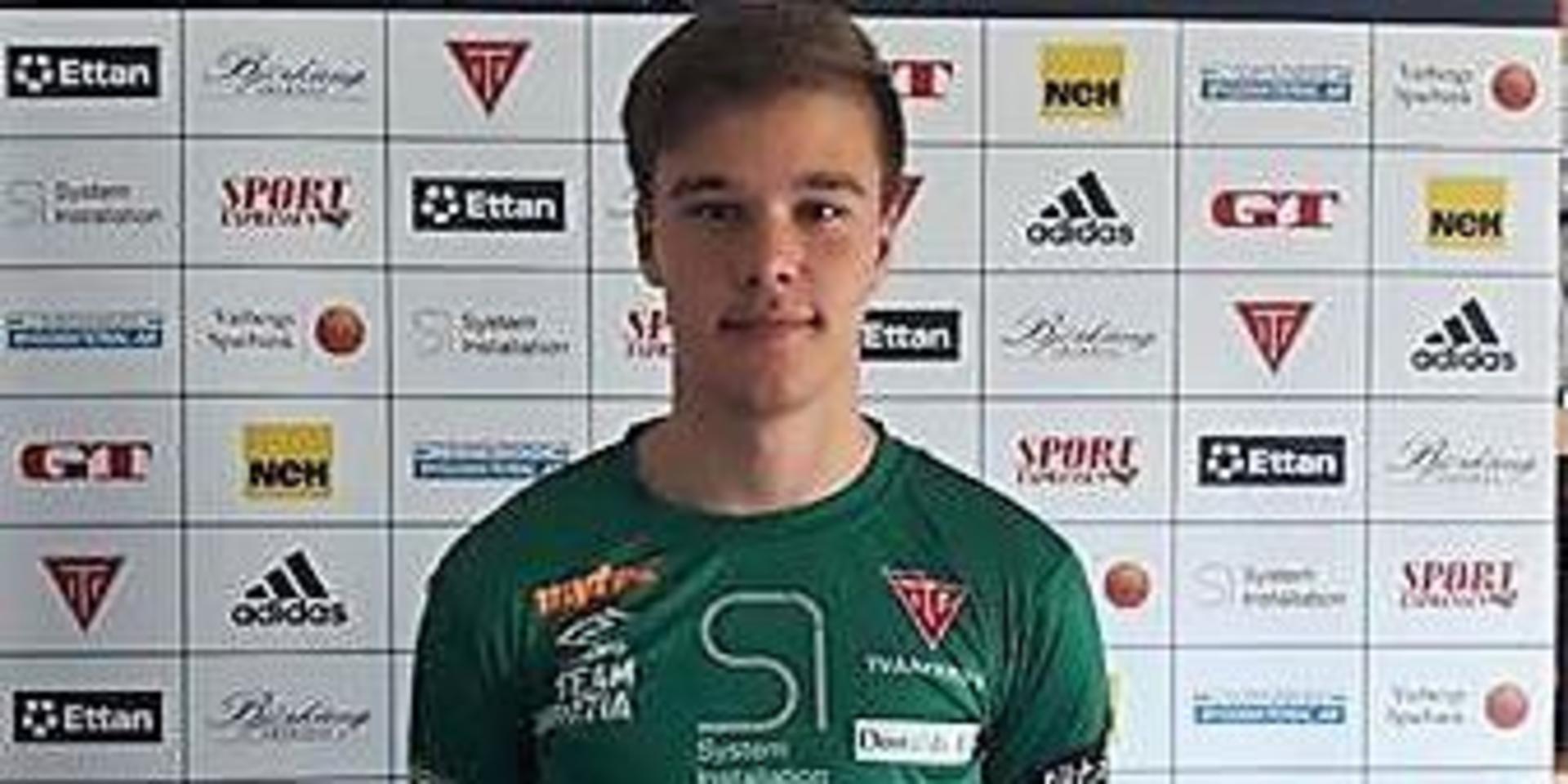 Axel Svensson flyttas upp i Tvååkers A-lag.